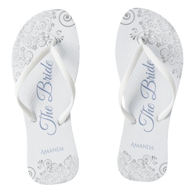 Silver Lace & Dusty Blue Script The Bride Wedding Flip Flops (Fußbett)
