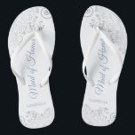 Silver Lace & Dusty Blue Trauzeugin Wedding Flip Flops<br><div class="desc">Diese wunderschönen Hochzeitskippen sind eine großartige Möglichkeit, Ihre Trauzeugin zu danken und zu erkennen, während sie gleichzeitig ihre Füße rette. Das elegante Design mit silbergrauer Spitze auf weißem Hintergrund und extravagant staubblauer Schriftzeichen. Der Test liest Trauzeugin mit ihrem Namen unten. Ein guter Weg, ihr zu danken, dass sie Teil Ihres...</div>