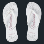 Silver Lace & Dusty Rose Script Bridesmaid Wedding Flip Flops<br><div class="desc">Diese eleganten Hochzeitskippen sind eine großartige Möglichkeit, um Ihren Brautmädchen zu danken und sie zu erkennen und ihnen nach einem langen Tag eine Erholung zu geben. Das schöne Design zeichnet sich durch ein elegantes Design mit silbergrauen Spitzen-Frills auf weißem Hintergrund und extravagant staubigen Rose oder violett rosa Schriftzeichen aus. Der...</div>