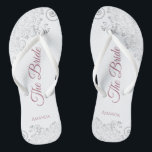 Silver Lace & Dusty Rose Script The Bride Wedding Flip Flops<br><div class="desc">Tanzen Sie die Nacht mit diesen schönen Hochzeitsflip-Flops. Sie sind für die Braut konzipiert und zeichnen sich durch ein schlichtes und elegantes Design aus, das auf weißem Hintergrund mit rosa oder violett bedruckten Schriftzeichen und extravaganten silbergrauen Spitzen- und Wirbel aufwartet. Eine schöne Art, extravagant und angemessen bleibe, während Sie Ihren...</div>