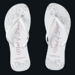 Silver Lace & Dusty Rose Trauzeugin Wedding Flip Flops<br><div class="desc">Diese wunderschönen Hochzeitskippen sind eine großartige Möglichkeit, Ihre Trauzeugin zu danken und zu erkennen, während sie gleichzeitig ihre Füße rette. Das elegante Design mit silbergrauer Spitze auf weißem Hintergrund und extravaganter, staubiger Rose oder violett rosa Schriftzeichen. Der Test liest Trauzeugin mit ihrem Namen unten. Ein guter Weg, ihr zu danken,...</div>