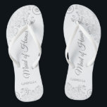 Silver Lace Elegante White Trauzeugin Wedding Flip Flops<br><div class="desc">Diese wunderschönen Hochzeitskippen sind eine großartige Möglichkeit, Ihre Trauzeugin zu danken und zu erkennen, während sie gleichzeitig ihre Füße rette. Das elegante Design mit silbergrauer Spitze auf weißem Hintergrund und extravaganter Schriftzeichen. Der Test liest Trauzeugin mit ihrem Namen unten. Ein guter Weg, ihr zu danken, dass sie Teil Ihres besonderen...</div>