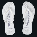 Silver Lace Navy auf White Trauzeugin Wedding Flip Flops<br><div class="desc">Diese wunderschönen Hochzeitskippen sind eine großartige Möglichkeit, Ihre Trauzeugin zu danken und zu erkennen, während sie gleichzeitig ihre Füße rette. Das elegante Design mit silbergrauer Spitze auf weißem Hintergrund und extravagant marineblau gefärbter Schrift. Der Test liest Trauzeugin mit ihrem Namen unten. Ein guter Weg, ihr zu danken, dass sie Teil...</div>