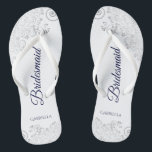 Silver Lace Navy Blue auf White Bridesmaid Wedding Flip Flops<br><div class="desc">Diese eleganten Hochzeitskippen sind eine großartige Möglichkeit, um Ihren Brautmädchen zu danken und sie zu erkennen und ihnen nach einem langen Tag eine Erholung zu geben. Das schöne Design zeichnet sich durch ein elegantes Design mit silbergrauen Spitzen-Frills auf weißem Hintergrund und extravagant marineblauen Schriftzeichen aus. Der Text liest Bridesmaid mit...</div>