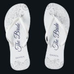 Silver Lace Navy Blue auf White The Bride Wedding Flip Flops<br><div class="desc">Tanzen Sie die Nacht mit diesen schönen Hochzeitsflip-Flops. Sie sind für die Braut konzipiert und zeichnen sich durch ein schlichtes und dennoch elegantes Design aus. Auf weißem Hintergrund zeichnen sich marineblaue Schriftzeichen und extravagante silbergraue Spitzen-Gürtel und Wirbel aus. Eine schöne Art, extravagant und angemessen bleibe, während Sie Ihren Füßen eine...</div>