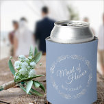 Silver Lace on Dusty Blue Trauzeugin Wedding Dosenkühler<br><div class="desc">Diese lustigen Hochzeitscoolers zeichnen sich durch ein elegantes,  blau-farbenes Design aus,  mit eleganter Script-Text-Trauzeugin und ihrem Namen umgeben von laktierenden Imitaten Folie silberne Filigree oder Gardinen und Wirbel. Ein guter Weg,  ihr dafür zu danken,  dass sie Teil eures Brautparty war.</div>