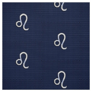 Silver Leo Symbol auf Navy Blue Carbon Fibre Print Stoff