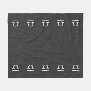 Silver Libra Zodiac Symbol auf Carbon Fibre Print Fleecedecke