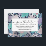 Silver Lila Blue Floral Blätter Illustrationen Save The Date<br><div class="desc">Dieses elegante und schöne Muster ist perfekt für eine elegante und raffinierte Frau. Es verfügt über ein von Hand gezeichnet Aqua aquamarin grün, lila lila, rot und staubblau mit Imitaten bedruckt silberne Folie Blumendruck und Blätter Illustration auf einem einfachen marineblau Hintergrund. Es ist mädchenhaft, elegant, hübsch und süß mit einem...</div>
