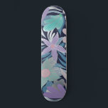 Silver Lila Blue Floral Blätter Illustrationen Skateboard<br><div class="desc">Dieses elegante und schöne Muster ist perfekt für eine elegante und raffinierte Frau. Es verfügt über ein von Hand gezeichnet Aqua aquamarin grün, lila lila, rot und staubblau mit Imitaten bedruckt silberne Folie Blumendruck und Blätter Illustration auf einem einfachen marineblau Hintergrund. Es ist mädchenhaft, elegant, hübsch und süß mit einem...</div>