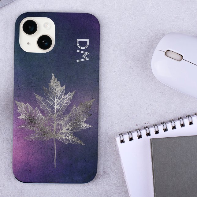 Silver Maple Leaf auf rosa Lila Monogramm Case-Mate iPhone 14 Hülle (Von Creator hochgeladen)