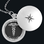 Silver Medical Symbol Caduceus - Personalisiert  Medaillon<br><div class="desc">Personalisierte Krankenpflege / Doktor Medizinisches Symbol Caduceus Silver Necklace bereit für Sie zu personalisieren. ✔ Hinweis: Nicht alle Vorlagenbereiche müssen geändert werden. 📌 Wenn Sie weitere Anpassungen benötigen, klicken Sie bitte auf den Button "Weitere Anpassungen vornehmen" oder "Design anpassen oder bearbeiten" und verwenden Sie unser Designwerkzeug, um die Größe, den...</div>