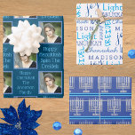Silver Menorah Typografie Foto Blue Hanukkah Geschenkpapier Set<br><div class="desc">Shoppen Sie Hanukkah Packpapier Blätter in einem lustigen Sortiment von silbernen Menorah Streifen, blau auf weiße Typografie und ein personalisiert fügen Sie Ihr Foto-Design. Laden Sie Ihr Foto hoch und personalisieren Sie zwei separate Vorlagen im dunkelozeanblauen Design. Schaffen Sie Chanukah-Beifall, indem Sie Ihrem Kind den Namen in die Typografie-Design auf...</div>
