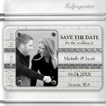 Silver Metal Industrial Foto Save the Date Magnet<br><div class="desc">Speichern Sie den Date-Magneten mit Ihrem eigenen Foto,  gerahmt durch ein modernes Industriedesign mit weißen Ziegeln und silbernen Metallschrauben und Details (bedruckt).</div>