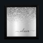 Silver Monogram Glitzer Sparkle Girly Script Erinnerungskiste<br><div class="desc">Silber Imitate Foil Metallic Sparkle Glitzer gebürstete Metal Monogram Name Juwelry Keepake Box. Dies macht den perfekten Abschluss,  Geburtstag,  Hochzeit,  Brautparty,  Jubiläum,  Babydusche oder Junggeselinnen-Abschied Geschenk für jemanden,  die Lieben glamourösen Luxus und schicke Stile.</div>