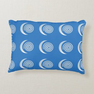 Silver Moon Spiral auf tiefblau Zierkissen