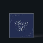 Silver Navy Blue Cheers 30. Geburtstag Party Squar Einladung<br><div class="desc">Feiern wir Ihren besonderen Tag mit dieser stilvollen 30. Party Einladung. Dieses Design zeichnet sich durch die schicke silberne Typografie " Cheers to 30 years " und funkelnde Grafik auf einem dunkelmarineblau blauen Hintergrund aus. Sie können Text und Hintergrundfarbe anpassen. Passende Einladungen und Party-Vorräte sind in meinem Shop BaraBomDesign erhältlich....</div>