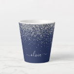 Silver Navy Blue Girl Glitzer Sparkle Monogram Milchtasse<br><div class="desc">Navy Blue und Silver Sparkle Glitzer Script Monogram Name Latte Coffee Cup Tasse. Das macht den perfekten 16 Geburtstag,  Hochzeit,  Brautparty,  Jubiläum,  Babydusche oder Junggeselinnen-Abschied Geschenk für jemanden,  der Lieben glamourösen Luxus und schicke Stile.</div>