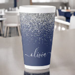 Silver Navy Blue Girl Glitzer Sparkle Monogram Milchtasse<br><div class="desc">Navy Blue und Silver Imitate Foil Metallic Sparkle Glitzer Script Monogram Name Latte Coffee Cup Tasse. Das macht den perfekten 16 Geburtstag,  Hochzeit,  Brautparty,  Jubiläum,  Babydusche oder Junggeselinnen-Abschied Geschenk für jemanden,  der Lieben glamourösen Luxus und schicke Stile.</div>