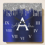 Silver Navy Blue Glitzer Brushed Metal Monogram Quadratische Wanduhr<br><div class="desc">Silber und Navy Blue Imitate Foil Metallic Sparkle Glitzer gebürstete Metal Monogram Name und Erstluxurioses Wall Clock. Das macht den perfekten 16 Geburtstag,  Hochzeit,  Brautparty,  Jubiläum,  Babydusche oder Junggeselinnen-Abschied Geschenk für jemanden,  der Lieben glamourösen Luxus und schicke Stile.</div>