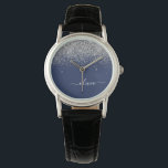 Silver Navy Blue Glitzer Giron Monogram Name Armbanduhr<br><div class="desc">Navy Blue und Silver Sparkle Glitzer Script Monogram Name Watch. Dies macht den perfekten Abschluss,  Geburtstag,  Hochzeit,  Brautparty,  Jubiläum,  Babydusche oder Junggeselinnen-Abschied Geschenk für jemanden,  die Lieben glamourösen Luxus und schicke Stile.</div>