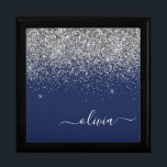 Silver Navy Blue Glitzer Giron Monogram Name Erinnerungskiste<br><div class="desc">Navy Blue und Silver Sparkle Glitzer Skript Monogram Name Jewelry Keepake Box. Dies macht den perfekten Abschluss,  Geburtstag,  Hochzeit,  Brautparty,  Jubiläum,  Babydusche oder Junggeselinnen-Abschied Geschenk für jemanden,  die Lieben glamourösen Luxus und schicke Stile.</div>