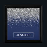 Silver Navy Blue Glitzer Giron Monogram Name Erinnerungskiste<br><div class="desc">Navy Blue und Silver Sparkle Glitzer Monogram Name Jewelry Keepake Box. Dies macht den perfekten Abschluss,  Geburtstag,  Hochzeit,  Brautparty,  Jubiläum,  Babydusche oder Junggeselinnen-Abschied Geschenk für jemanden,  die Lieben glamourösen Luxus und schicke Stile.</div>