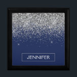 Silver Navy Blue Glitzer Giron Monogram Name Erinnerungskiste<br><div class="desc">Navy Blue und Silver Sparkle Glitzer Monogram Name Jewelry Keepake Box. Dies macht den perfekten Abschluss,  Geburtstag,  Hochzeit,  Brautparty,  Jubiläum,  Babydusche oder Junggeselinnen-Abschied Geschenk für jemanden,  die Lieben glamourösen Luxus und schicke Stile.</div>