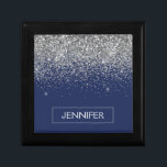 Silver Navy Blue Glitzer Giron Monogram Name Erinnerungskiste<br><div class="desc">Navy Blue und Silver Sparkle Glitzer Monogram Name Jewelry Keepake Box. Dies macht den perfekten Abschluss,  Geburtstag,  Hochzeit,  Brautparty,  Jubiläum,  Babydusche oder Junggeselinnen-Abschied Geschenk für jemanden,  die Lieben glamourösen Luxus und schicke Stile.</div>
