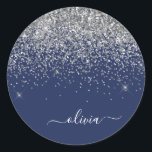 Silver Navy Blue Glitzer Giron Monogram Name Runder Aufkleber<br><div class="desc">Monogram Name und Initial Party Sticker Address Labels für Silver und Navy Blue Sparkle Glitzer. Das macht den perfekten 16 Geburtstag,  Hochzeit,  Brautparty,  Jubiläum,  Babydusche oder Junggeselinnen-Abschied Geschenk für jemanden,  der Lieben glamourösen Luxus und schicke Stile.</div>