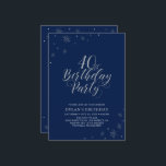 Silver & Navy Blue Modern Chic 40. Geburtstag Part Einladung<br><div class="desc">Feiern wir Ihren besonderen Tag mit dieser stilvollen silbernen Party Einladung. Dieses Design zeichnet sich durch die silberne Typografie "40. Geburtstag Party" mit funkelnden Grafiken aus. Die Hintergrundfarbe ist Set-zu-Marineblau, aber fühlen Sie sich frei zu ändern, um es an Ihr Party-Thema anzupassen. Mehr Geburtstagseinladungen und Party-Vorräte gibt es in meinem...</div>