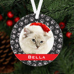 Silver Pet Paw Prints Red Custom Cat Name Foto Ornament<br><div class="desc">Dieses elegante,  individuelle Urlaubssornament kann mit einem niedlichen Foto Ihrer Hauskatze (oder Hündin) und ihrem Vornamen personalisiert werden. Enthält eine weiche schwarze Hintergrundfarbe mit einem roten Monogramm Streifen und einem silberfarbenen Pfotenmuster. Ein einzigartiges Weihnachtsgeschenk für Katzenliebhaber oder zum Feiern von Kätzchenweiden!</div>