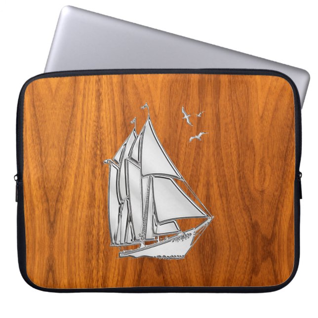 Silver Sail Boat on Teak Veneer Decor Laptopschutzhülle (Vorderseite)