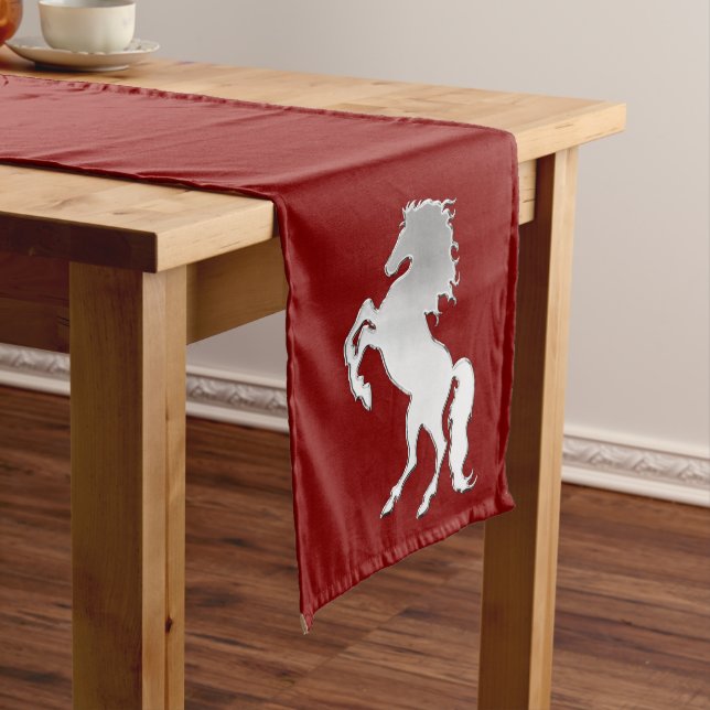 Silver Stallion auf Rot Mittelgroßer Tischläufer (Beispiel)