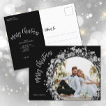 Silver Stars Foto Frohe Weihnachten Schwarz<br><div class="desc">Das Zerren von Silberstern, Kreise und Punkten auf schwarz umgibt Ihr Lieblingsstift mit Ihren Namen und frohe Weihnachtsgrüße in schicken Schriften und Ihren persönlichen Gruß auf der Rückseite dieser Postkarten. *NUTZEN SIE EIN HORIZONTALES FOTO, um die besten Ergebnisse zu erzielen oder Ihr Foto vor dem Hochladen auf ein Quadrat zu...</div>