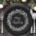 Silver Stars Frohe Weihnachten Pappteller<br><div class="desc">Die Worte "Frohe Weihnachten" auf schwarzen Urlaubspapieren-Tellern sind durch das Binden silberer Sterne,  Kreise und Punkte umgeben. PASSENDE Artikel in unserem Geschäft.</div>