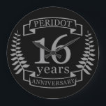Silver Traditioneller Hochzeitstag 16 Jahre Große Wanduhr<br><div class="desc">Ein Design, um 16 Jahre Ehe zu feiern. Dieses Design hat ein grau / silber (die traditionelle Farbe) farbiges Lorbeerdesign auf einem schwarzen Hintergrund. Silverware ist das traditionelle Geschenk für diesen Anlass. Der Text lautet Silver 16 Jahre Jubiläum.Ein romantisches Design zum Feiern Ihres 16. Heiratsjahres. Wenn Sie Hilfe bei der...</div>