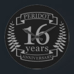 Silver Traditioneller Hochzeitstag 16 Jahre Große Wanduhr<br><div class="desc">Ein Design, um 16 Jahre Ehe zu feiern. Dieses Design hat ein grau / silber (die traditionelle Farbe) farbiges Lorbeerdesign auf einem schwarzen Hintergrund. Silverware ist das traditionelle Geschenk für diesen Anlass. Der Text lautet Silver 16 Jahre Jubiläum.Ein romantisches Design zum Feiern Ihres 16. Heiratsjahres. Wenn Sie Hilfe bei der...</div>