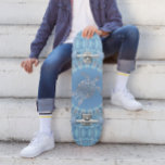 "Silver Turtle Radiance" | Küste Skateboard<br><div class="desc">Dieses Küstenbild besticht durch eine silberne Meeresschildkröte im Zentrum einer geometrischen Mandala auf blauem Hintergrund.</div>