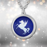 Silver Unicorn on Royal Blue Versilberte Kette<br><div class="desc">Diese hübsche Halskette hat einen tiefen,  königsblauen Hintergrund,  der fast zu glühen scheint. In der Mitte befindet sich ein glänzendes silbernes Aufzuchtbild. Magisch! Stellen Sie sicher,  dass Sie die passenden Ohrringe in unserem Shop sehen.</div>