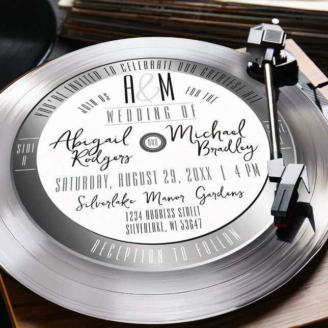 Silver Vinyl Record Monogram Unique Music Wedding Einladung (Unique retro gray black and white monogram silver vinyl record album round shape wedding invitation)