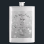 Silver Wedding Anniversary Classic Flasche Flachmann<br><div class="desc">Herrliche Silberfarben personalisierte Silberschmiedekunst zum Hochzeitsanfang Flask Geschenk.</div>