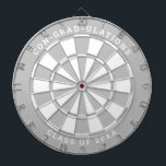 Silver & White Abschluss | Benutzerdefinierter Tex Dartscheibe<br><div class="desc">Ändern Sie die Hintergrundfarbe in die Schulfarbe und personalisieren Sie den Text nach Bedarf. Herzlichen Glückwunsch an den Absolvent Ihres Lebens mit Ihren gewünschten Botschaften wie "CON-GRAD-ULATIONS CLASS OF 20XX". Dieses Dartboard wäre toll, um sich als eine Aktivität zu verdoppeln, die auf der Abschlussfeier zu haben, sowie als Abschluss Geschenk,...</div>