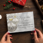 Silver & White Bauble Xmas Party | SAVE THE DATE Einladungspostkarte<br><div class="desc">Elegantes Weihnachts-Party Save the Date Postkarte,  mit einem silberfarbenen und weißen Hintergrund,  zwei Weihnachtsbaubles mit Bändern und einer leicht zu personalisierenden Vorlage.</div>