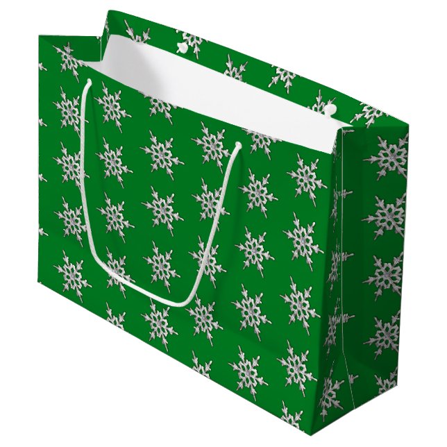 Silver & White Schneeflocke auf Kieferngrün Große Geschenktüte (Vorderseite Schrägansicht)