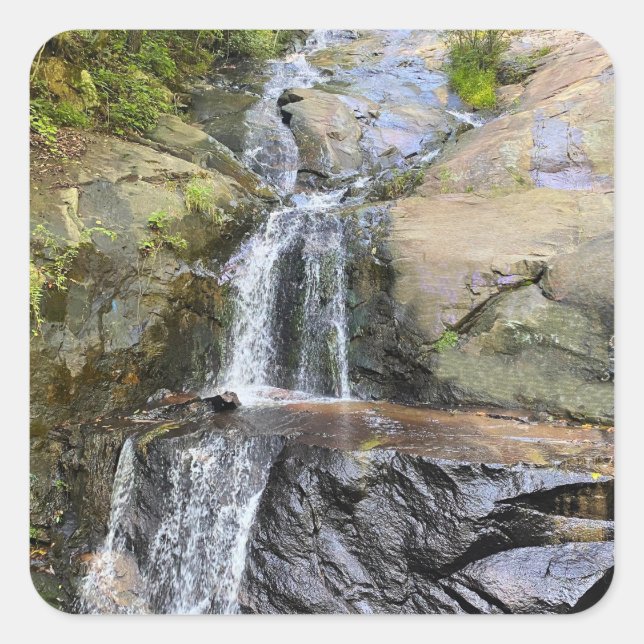 Silvervale Falls Serenity Quadratischer Aufkleber (Vorderseite)