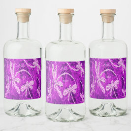 Silvery Dragonfliegen auf einem Zaubermagenta Sky Alkoholflaschenetikett