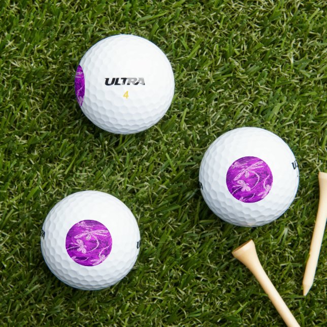 Silvery Dragonfliegen auf einem Zaubermagenta Sky Golfball (Insitu Gras)