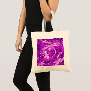 Silvery Dragonfliegen auf einem Zaubermagenta Sky Tragetasche