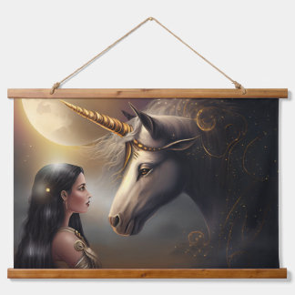 Silvery white Unicorn & Spirituosenwächter Wandteppich Mit Holzrahmen